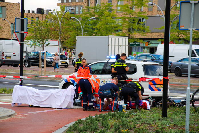 Auto schept fietser, man zwaargewond