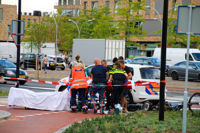 Auto schept fietser, man zwaargewond