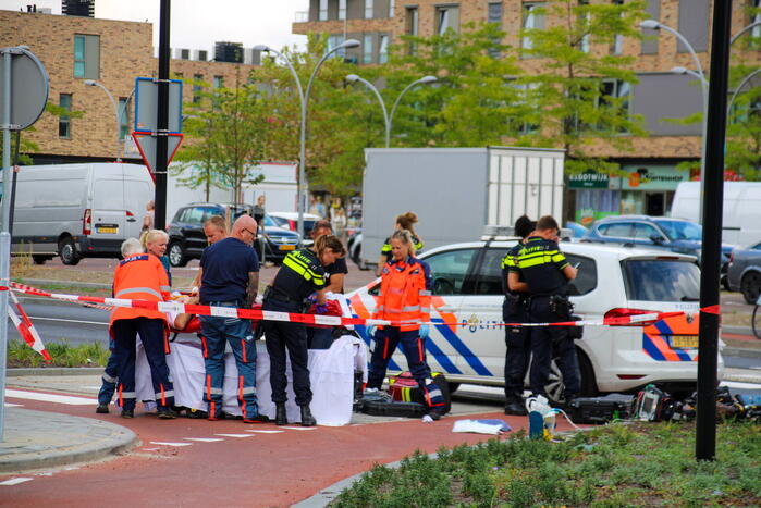 Auto schept fietser, man zwaargewond
