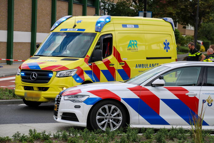 Auto schept fietser, man zwaargewond