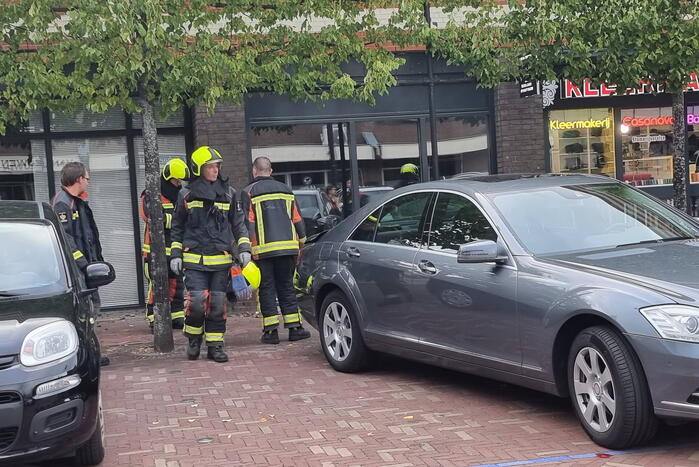 Automobilist rijdt tegen gevel aan