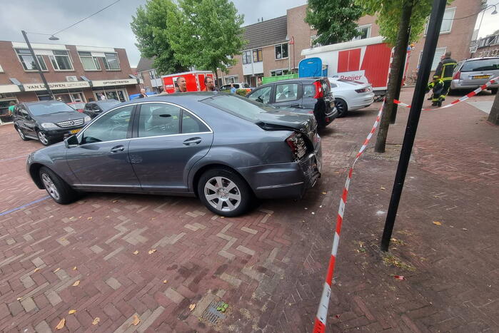 Automobilist rijdt tegen gevel aan