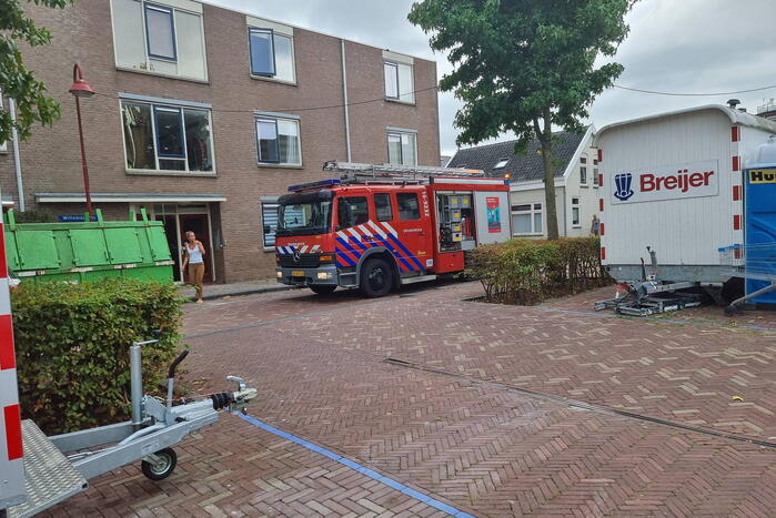 Automobilist rijdt tegen gevel aan