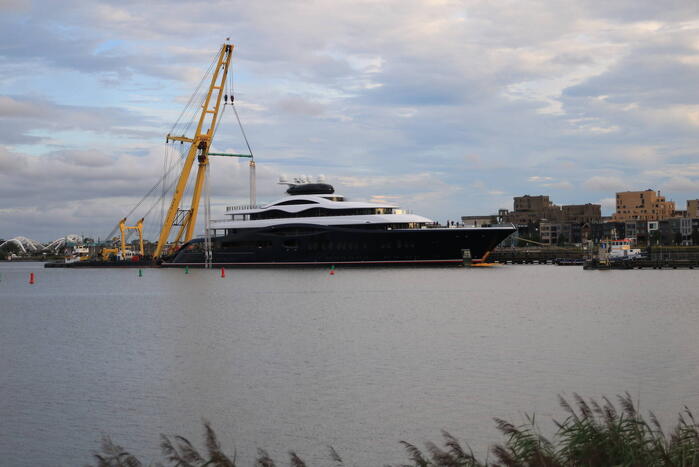 Feadship's grootste superjacht past net onder Schellingwouderbrug
