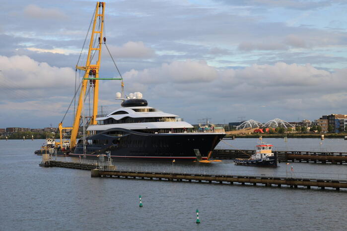 Feadship's grootste superjacht past net onder Schellingwouderbrug