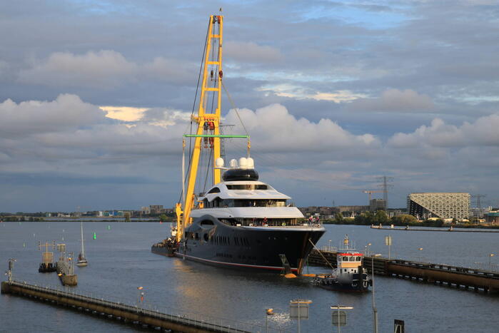 Feadship's grootste superjacht past net onder Schellingwouderbrug