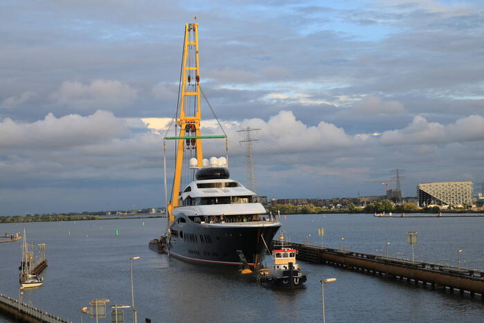 Feadship's grootste superjacht past net onder Schellingwouderbrug