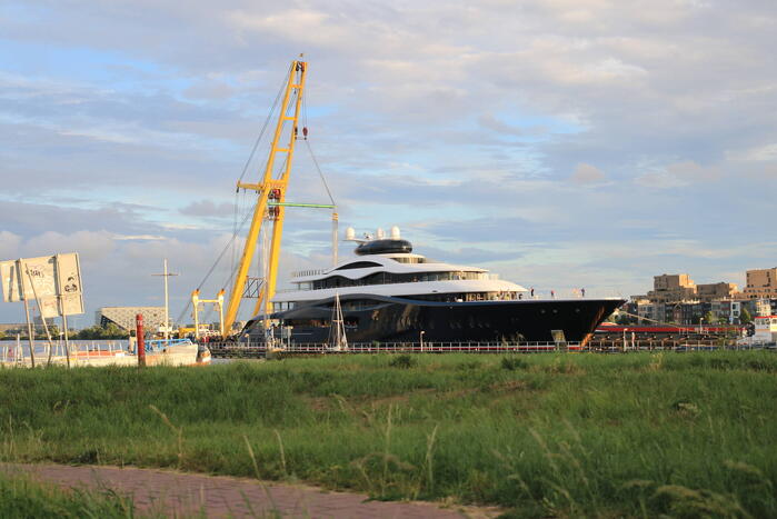 Feadship's grootste superjacht past net onder Schellingwouderbrug