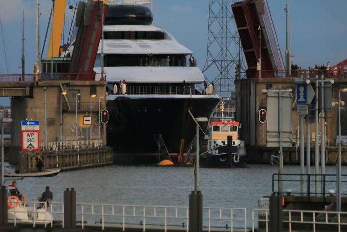 Feadship's grootste superjacht past net onder Schellingwouderbrug