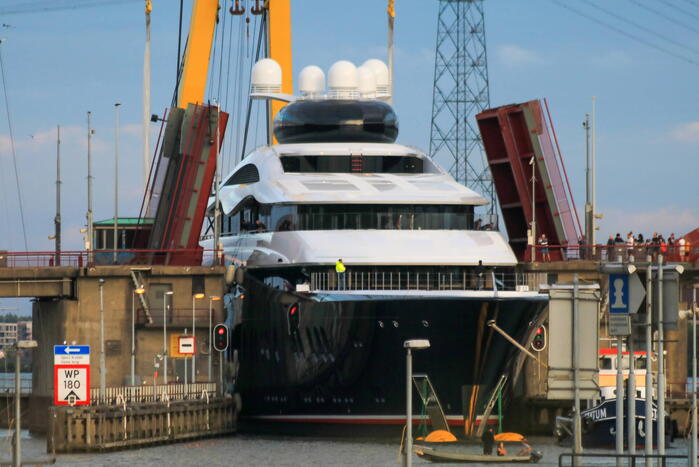 Feadship's grootste superjacht past net onder Schellingwouderbrug