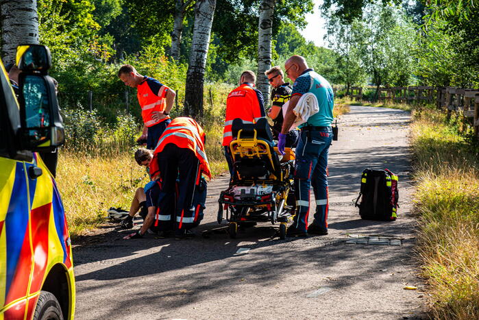 Wielrenner gewond na val op fietspad