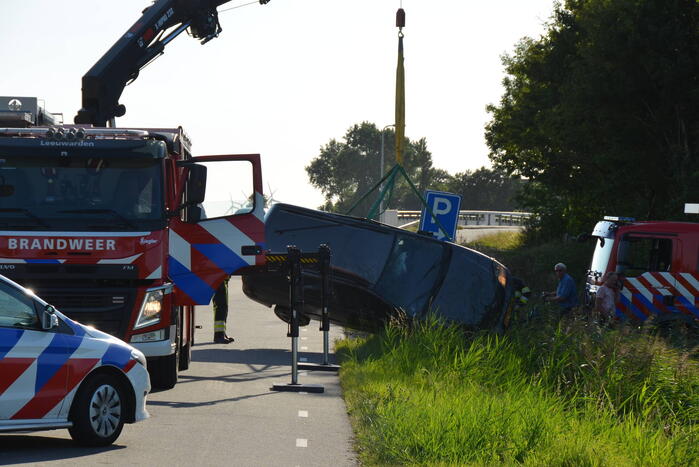 Auto belandt in rieten berm