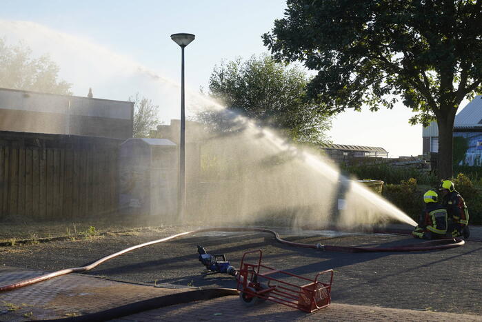 Brand in buurtsuper naast brandweerkazerne