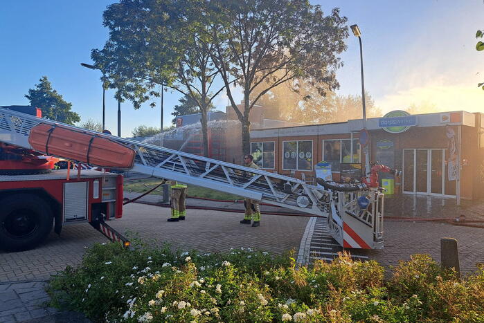 Brand in buurtsuper naast brandweerkazerne