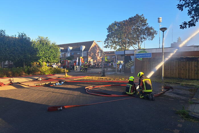Brand in buurtsuper naast brandweerkazerne