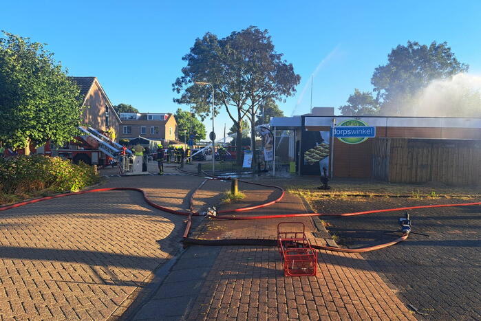 Brand in buurtsuper naast brandweerkazerne