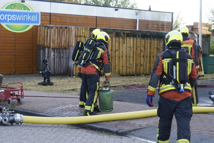 Brand in buurtsuper naast brandweerkazerne
