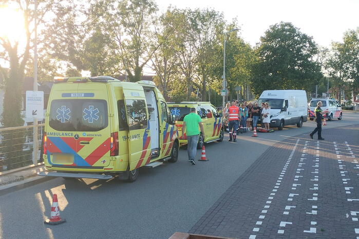 Voetganger geschept door bestelbus