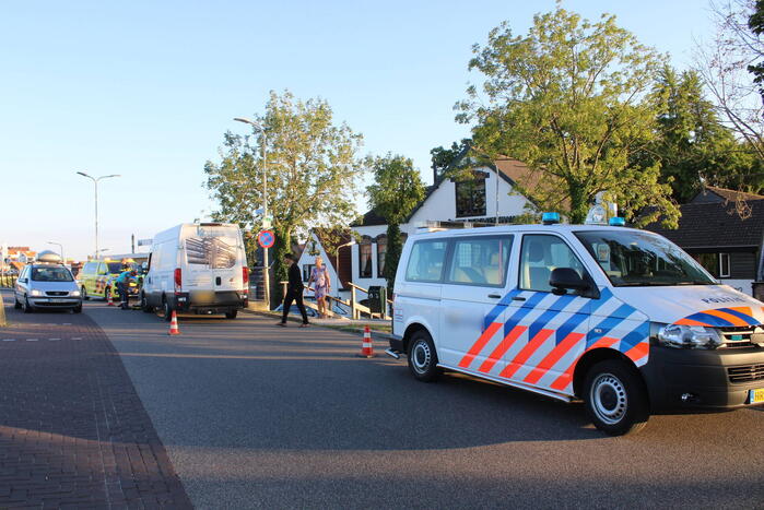 Voetganger geschept door bestelbus