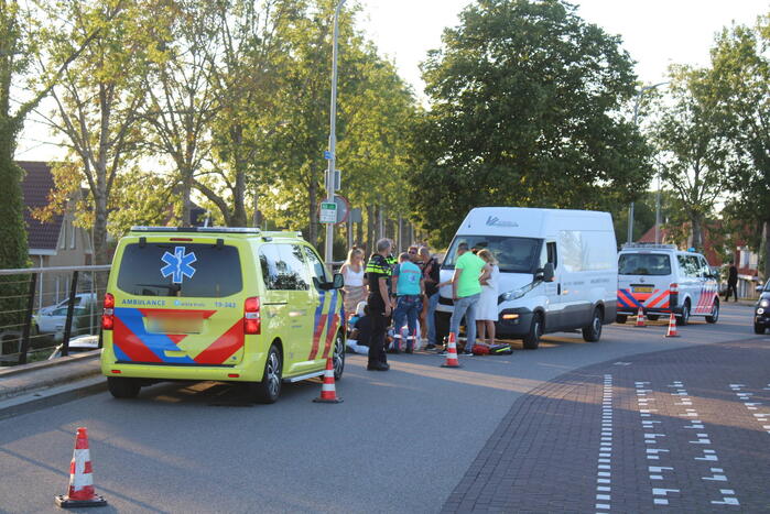Voetganger geschept door bestelbus