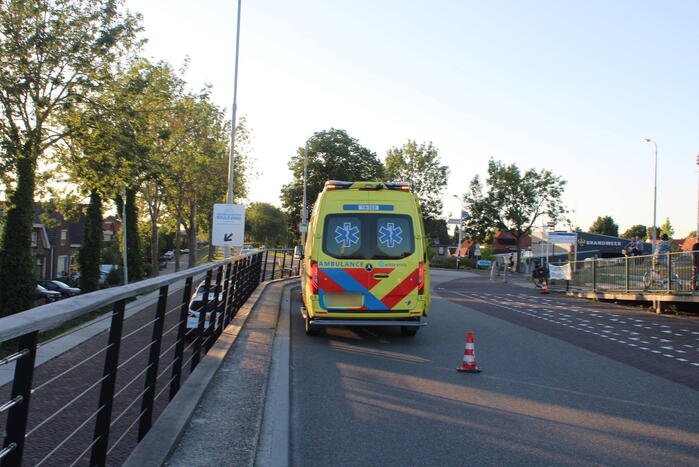 Voetganger geschept door bestelbus