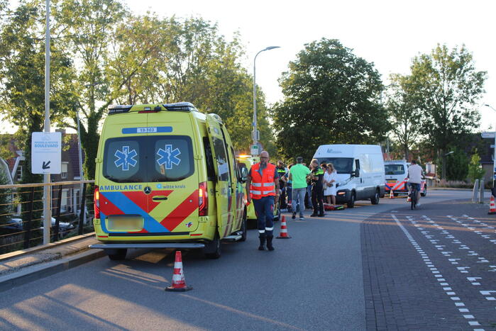 Voetganger geschept door bestelbus