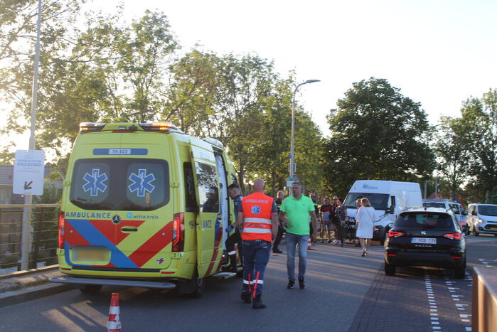 Voetganger geschept door bestelbus