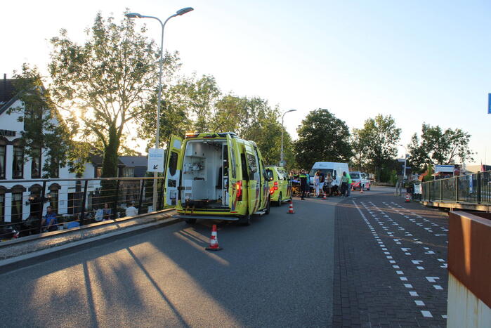 Voetganger geschept door bestelbus