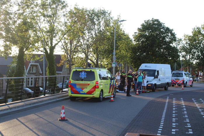 Voetganger geschept door bestelbus