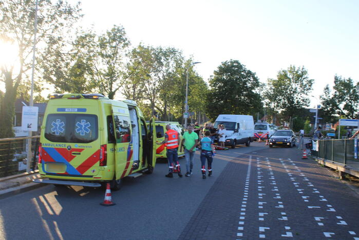 Voetganger geschept door bestelbus