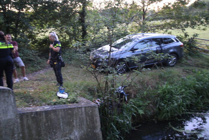 Scooter ten val in de berm