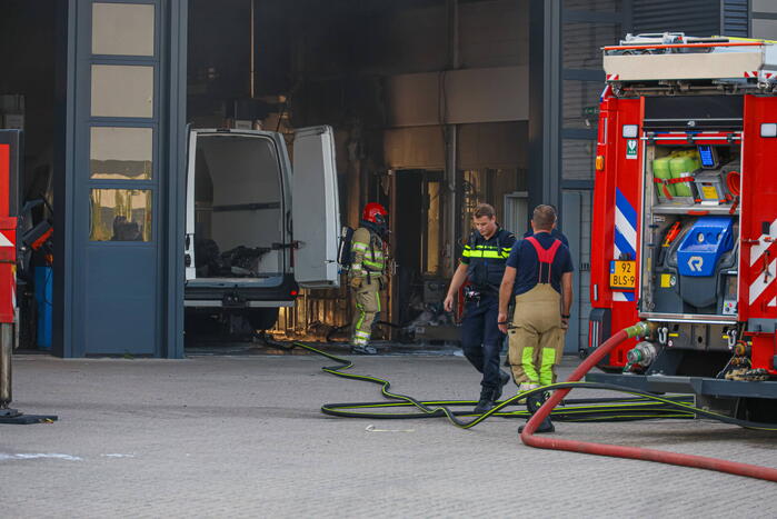 Bedrijfspand Renault Trucks vol rook vanwege brand