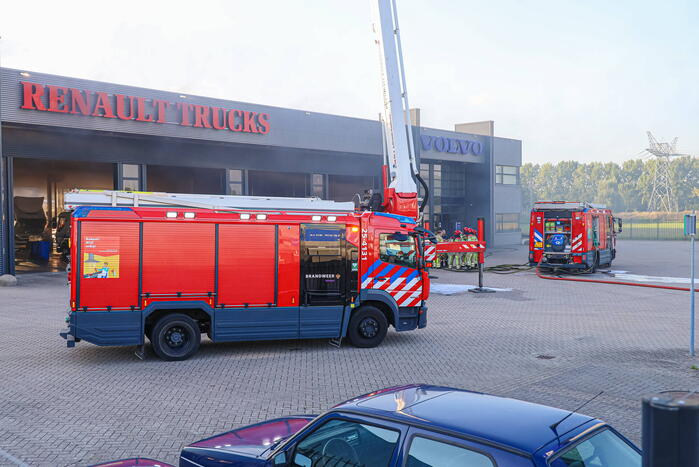 Bedrijfspand Renault Trucks vol rook vanwege brand