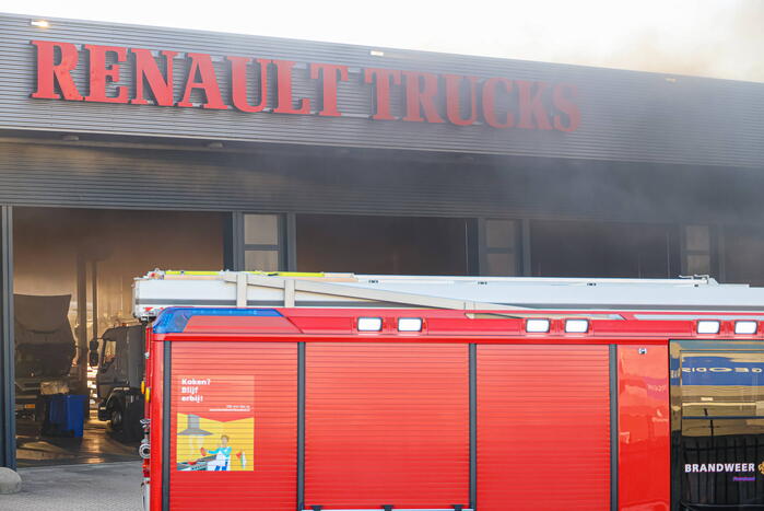 Bedrijfspand Renault Trucks vol rook vanwege brand