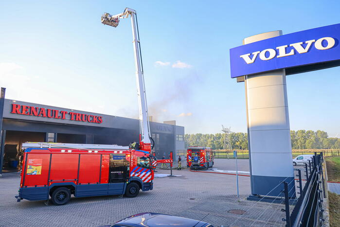 Bedrijfspand Renault Trucks vol rook vanwege brand