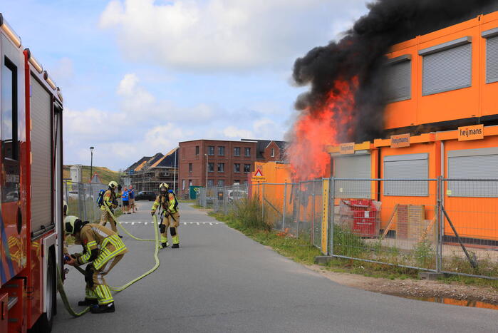 Enorme brand in gestapelde bouwketens