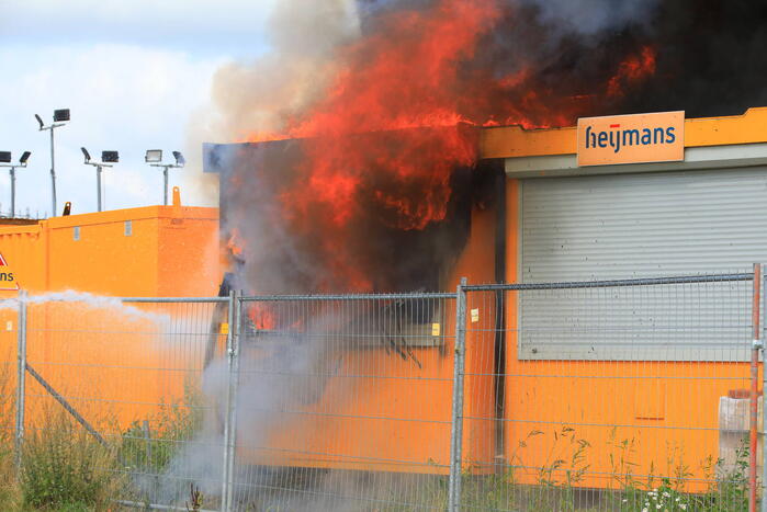 Enorme brand in gestapelde bouwketens