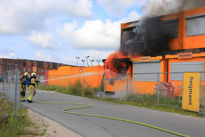 Enorme brand in gestapelde bouwketens