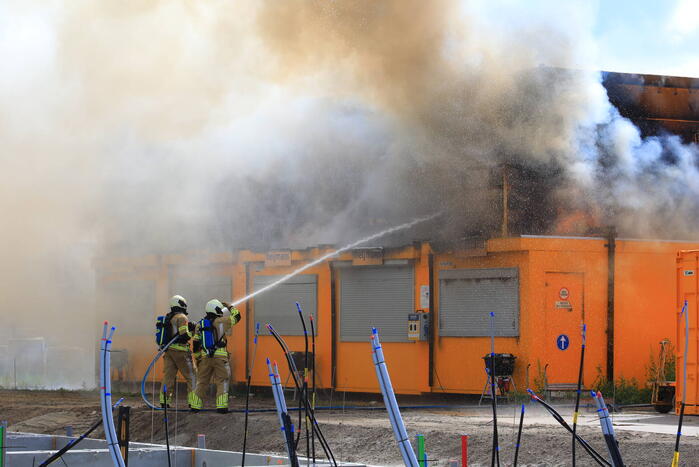 Enorme brand in gestapelde bouwketens