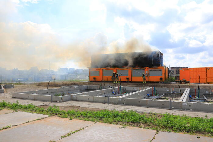Enorme brand in gestapelde bouwketens