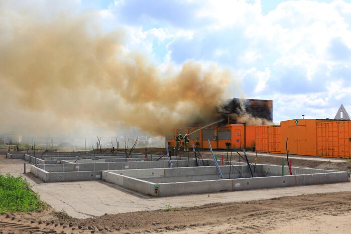 Enorme brand in gestapelde bouwketens