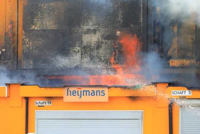 Enorme brand in gestapelde bouwketens