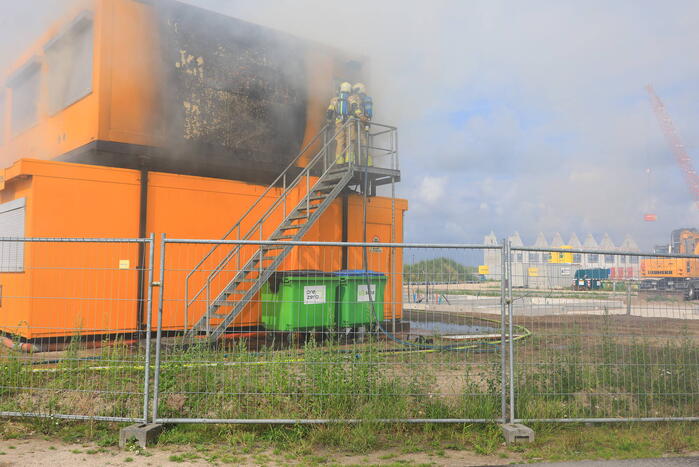 Enorme brand in gestapelde bouwketens