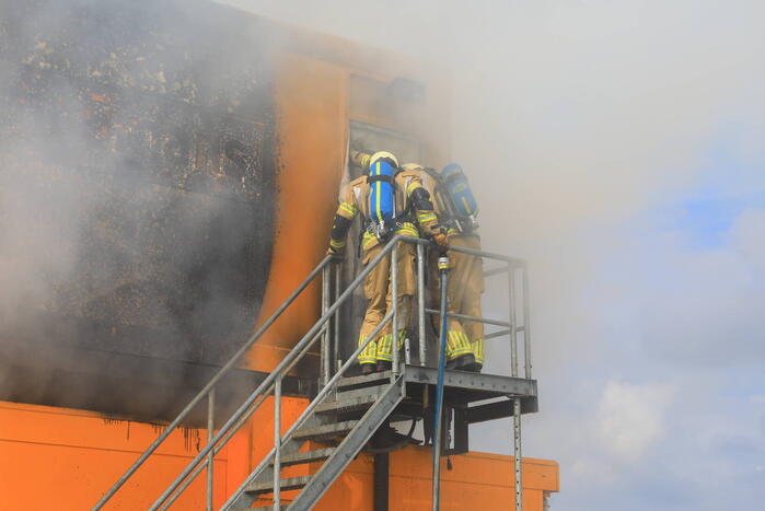 Enorme brand in gestapelde bouwketens
