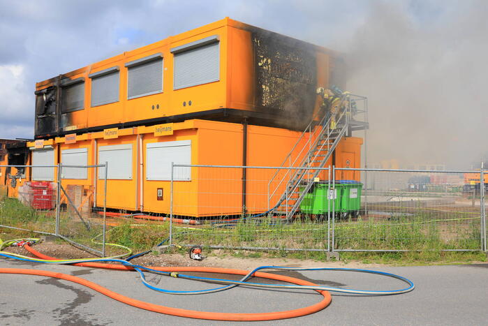 Enorme brand in gestapelde bouwketens