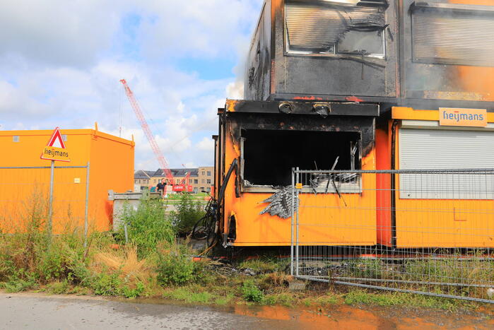 Enorme brand in gestapelde bouwketens