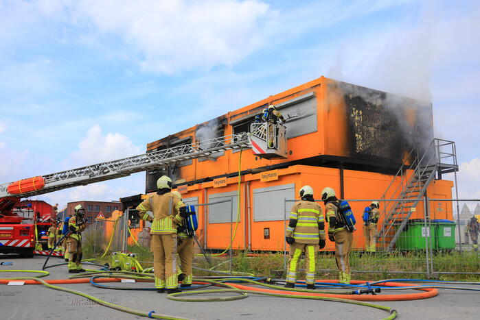 Enorme brand in gestapelde bouwketens