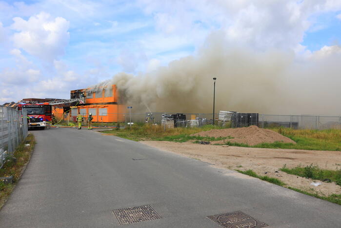 Enorme brand in gestapelde bouwketens