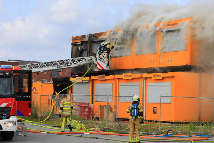 Enorme brand in gestapelde bouwketens