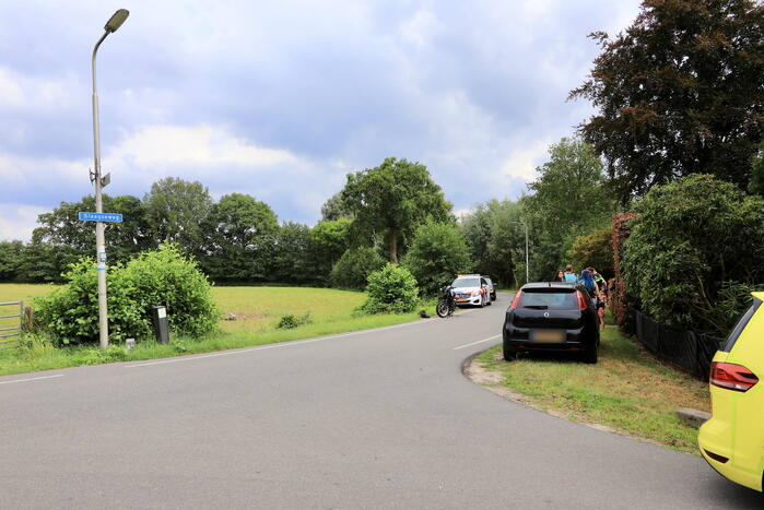 Automobilist en motorrijder botsen op polderweg